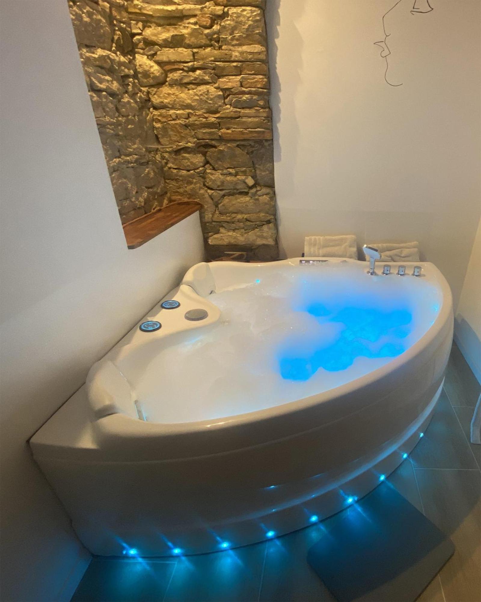 Love Room- Spa- Escale Amoureuse Puygaillard-de-Quercy Exterior foto